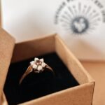 Vintage 9 karaat gouden ring met granaat en parels in bloemvorm