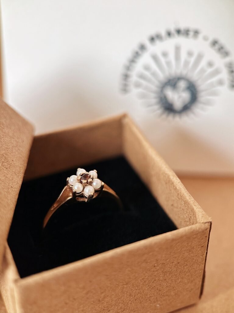 Vintage 9 karaat gouden ring met granaat en parels in bloemvorm