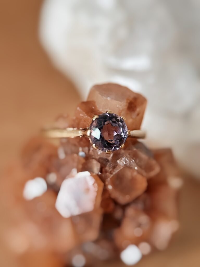 Vintage 9 karaat massief gouden solitaire ring met amethist
