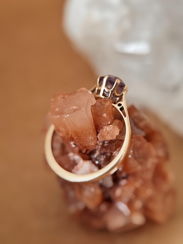 Vintage 9 karaat massief gouden solitaire ring met amethist