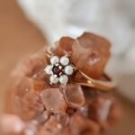 Vintage 9 karaat gouden ring met granaat en parels in bloemvorm