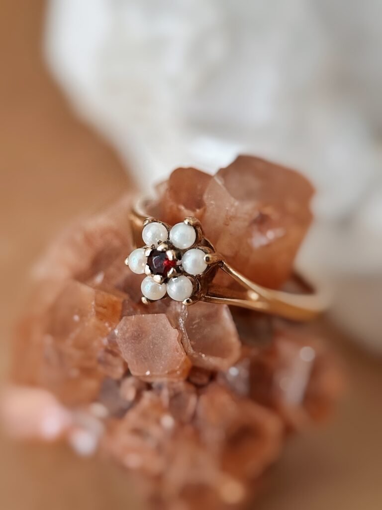 Vintage 9 karaat gouden ring met granaat en parels in bloemvorm