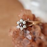 Vintage 9 karaat gouden ring met granaat en parels in bloemvorm