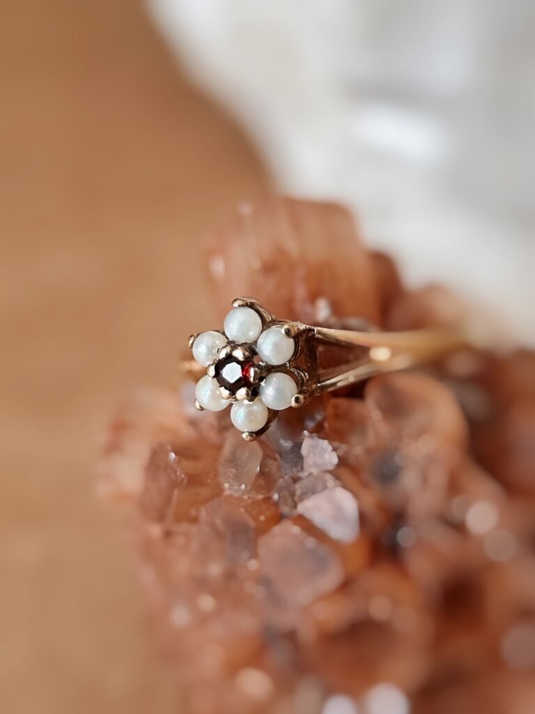 Vintage 9 karaat gouden ring met granaat en parels in bloemvorm