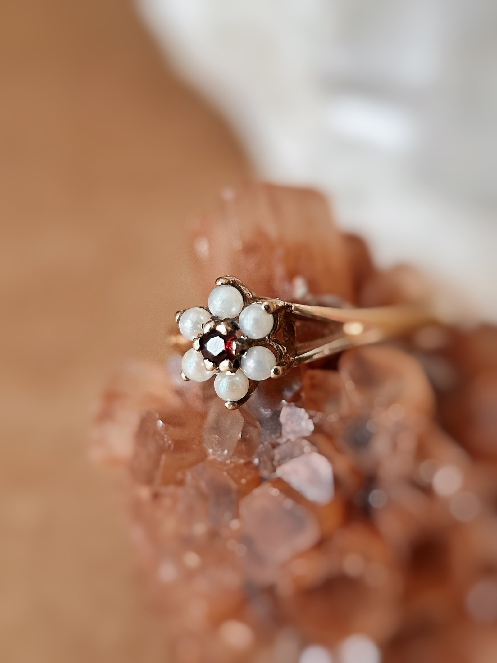 Vintage 9 karaat gouden ring met granaat en parels in bloemvorm