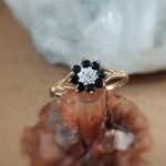 Vintage 9 karaat gouden ring met saffier en diamantin bloemvorm