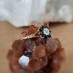 Vintage 9 karaat gouden ring met saffier en diamantin bloemvorm