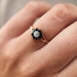 Vintage 9 karaat gouden ring met saffier en diamantin bloemvorm