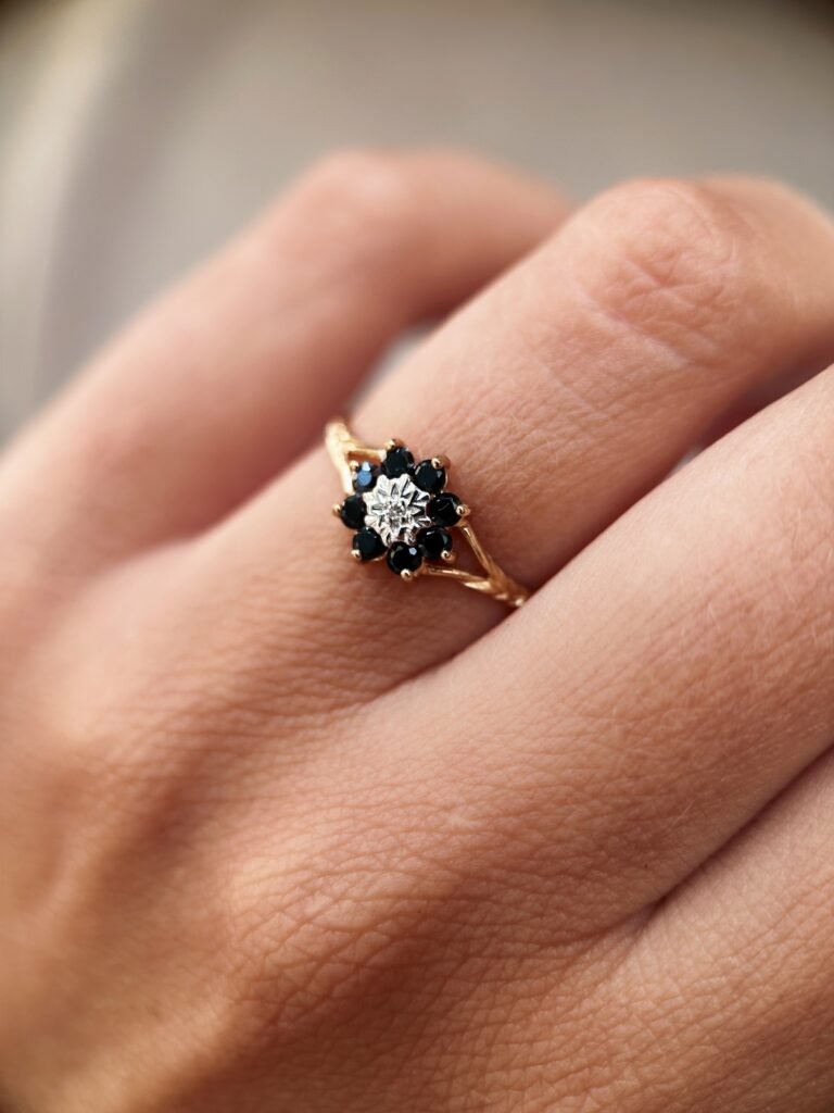 Vintage 9 karaat gouden ring met saffier en diamantin bloemvorm