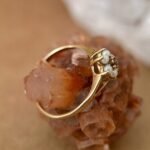 Vintage 9 karaat gouden ring met granaat en parels in bloemvorm