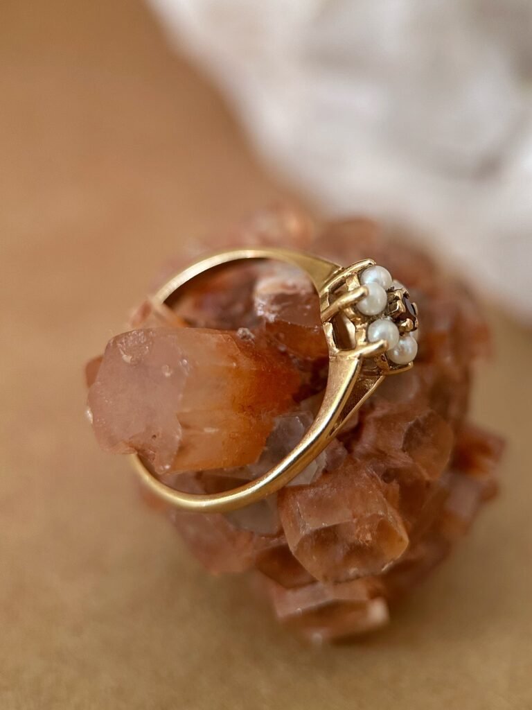 Vintage 9 karaat gouden ring met granaat en parels in bloemvorm