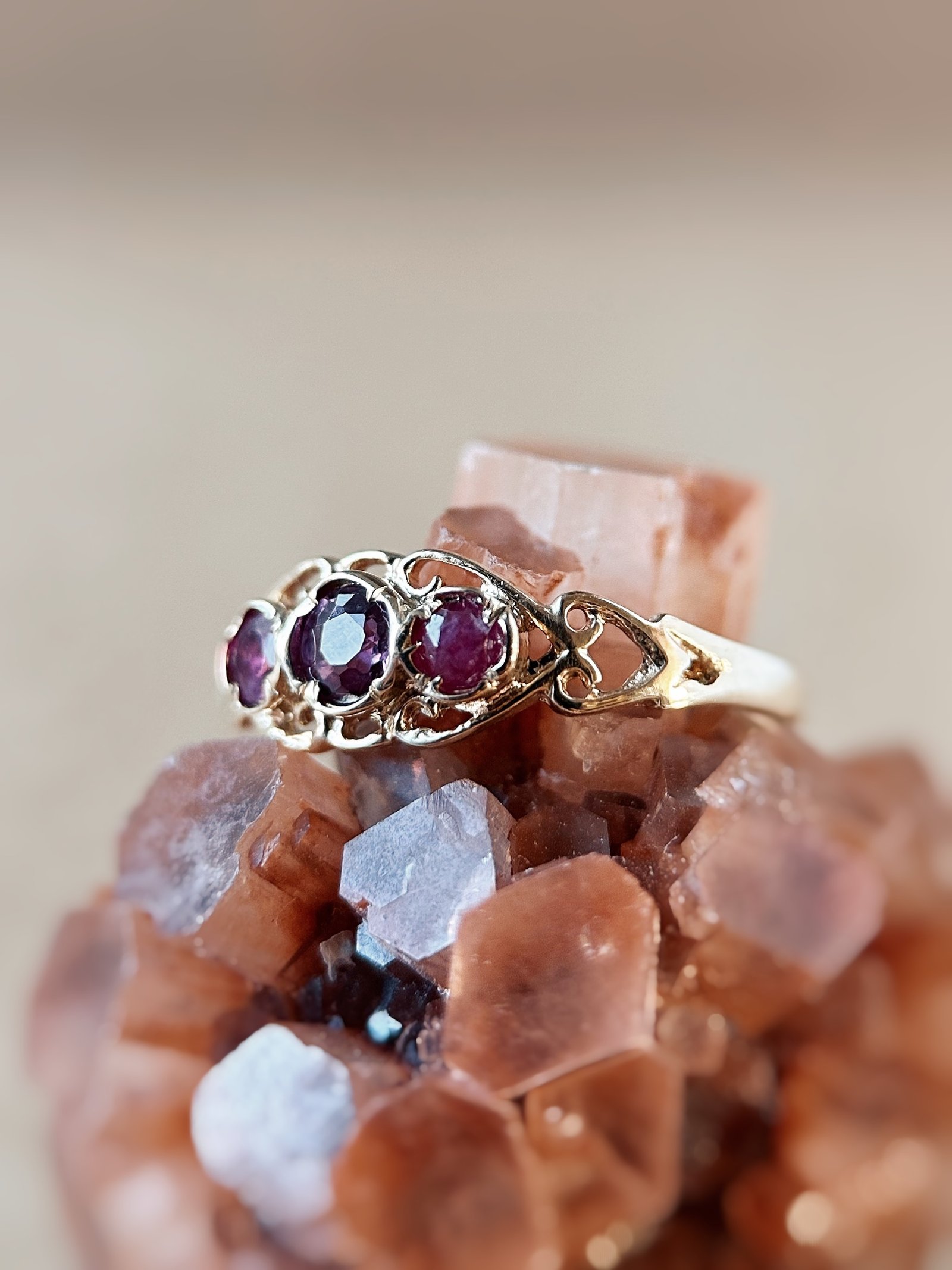 Vintage 9 karaat massief gouden filigree ring met drie robijnen