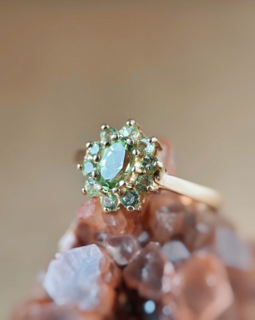 Vintage 9 karaat massief gouden cluster ring met lichtgroene peridoot