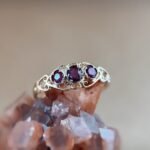 Vintage 9 karaat massief gouden filigree ring met drie robijnen