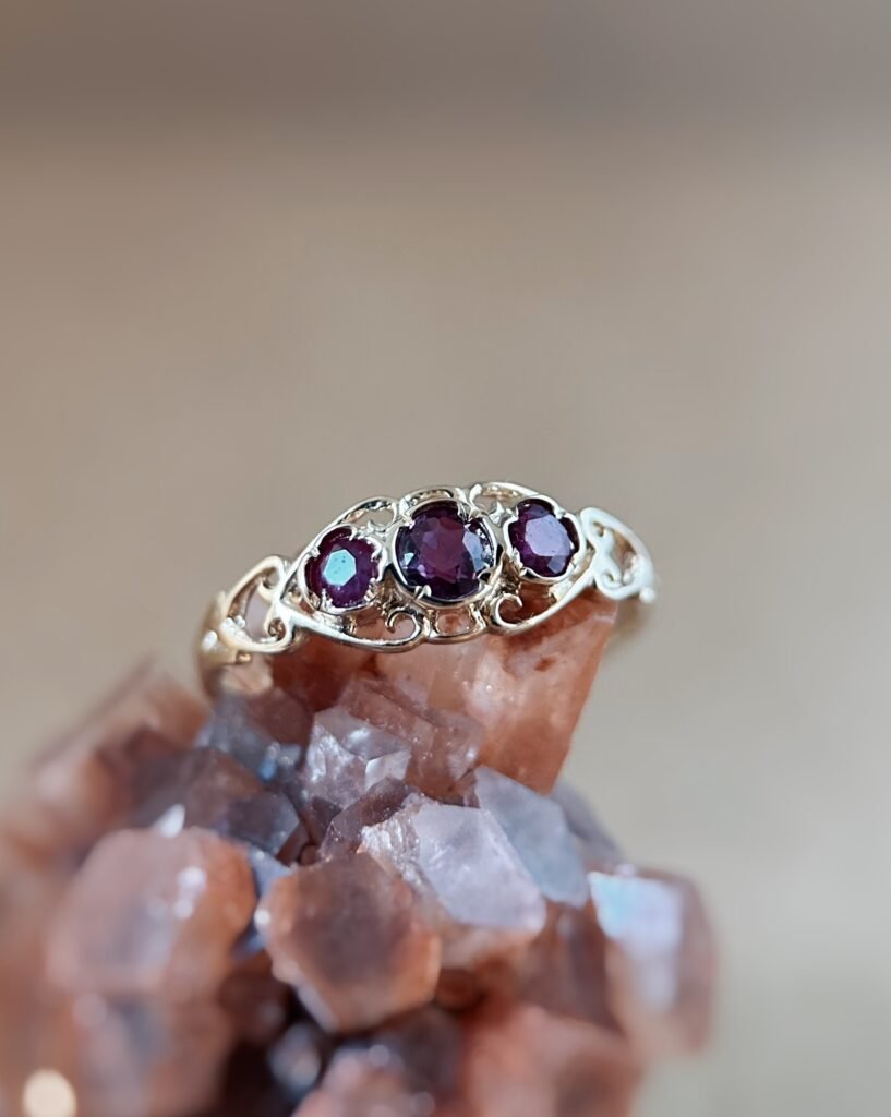 Vintage 9 karaat massief gouden filigree ring met drie robijnen