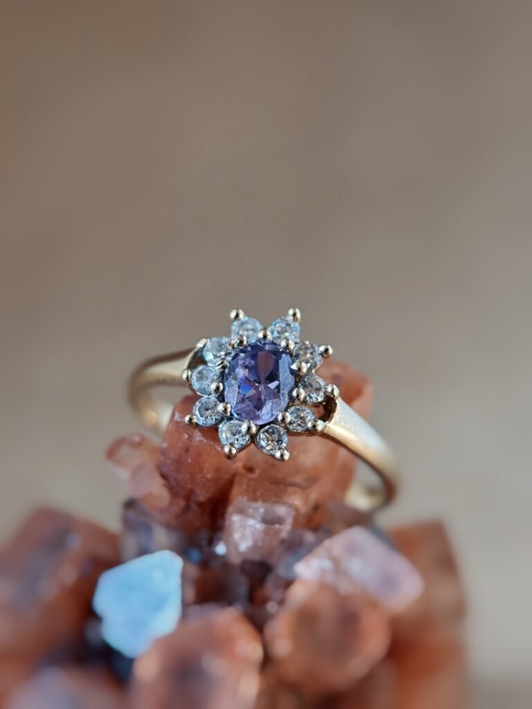 Vintage 9 karaat gouden ring met lila lavendel amethist in cluster bloemvorm