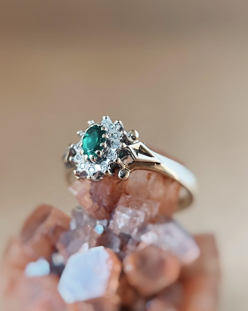 Vintage 9 karaat massief gouden cluster ring met groene smaragd en diamanten