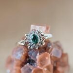 Vintage 9 karaat massief gouden cluster ring met groene smaragd en diamanten