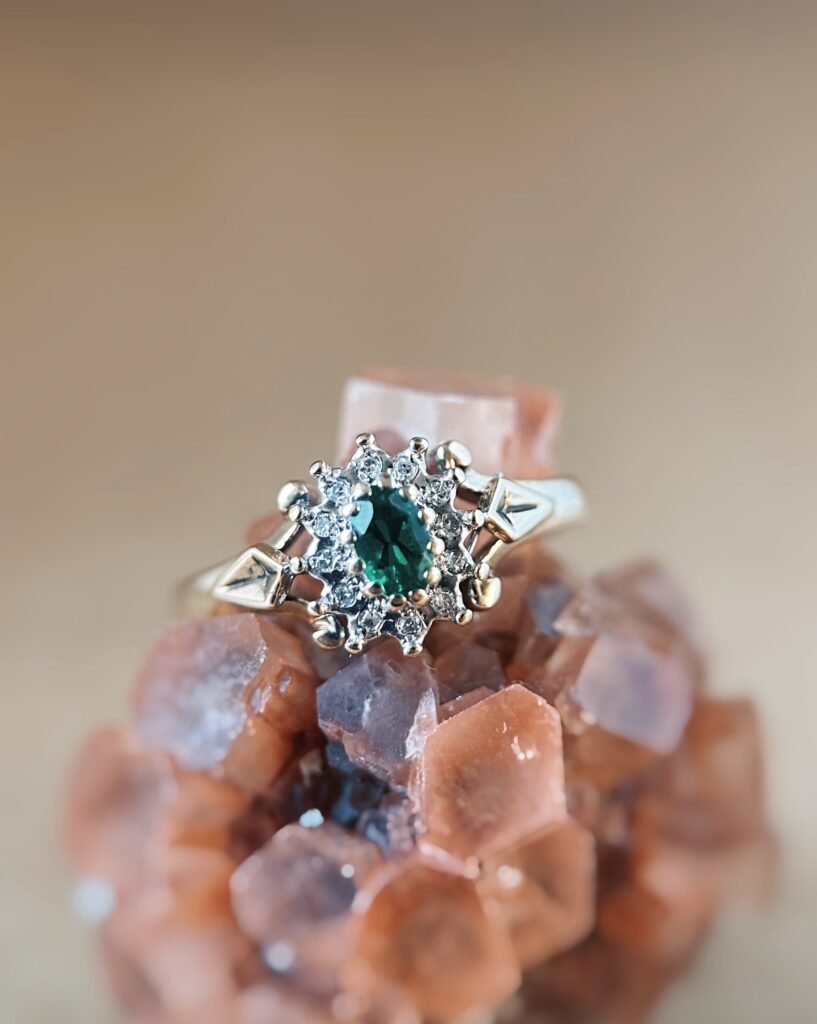 Vintage 9 karaat massief gouden cluster ring met groene smaragd en diamanten