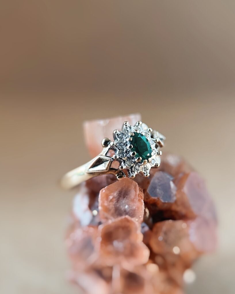 Vintage 9 karaat massief gouden cluster ring met groene smaragd en diamanten