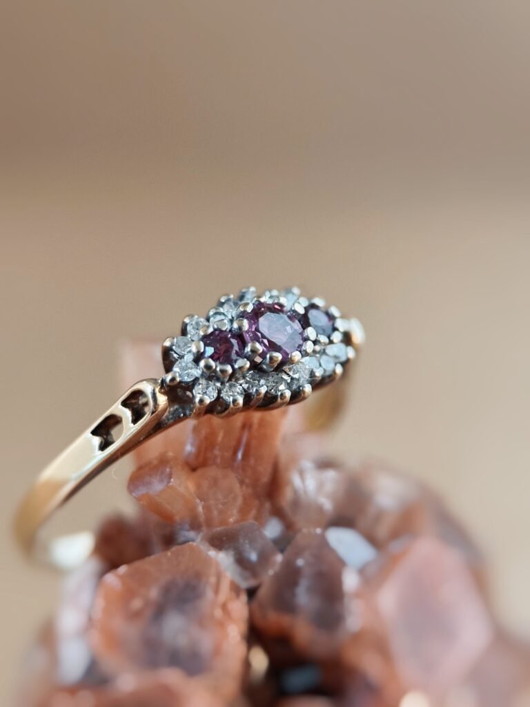 Vintage 9 karaat massief gouden cluster ring met robijn en diamant