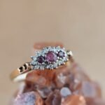 Vintage 9 karaat massief gouden cluster ring met robijn en diamant