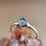 Vintage 9 karaat massief gouden solitaire ring met lichtblauwe topaas