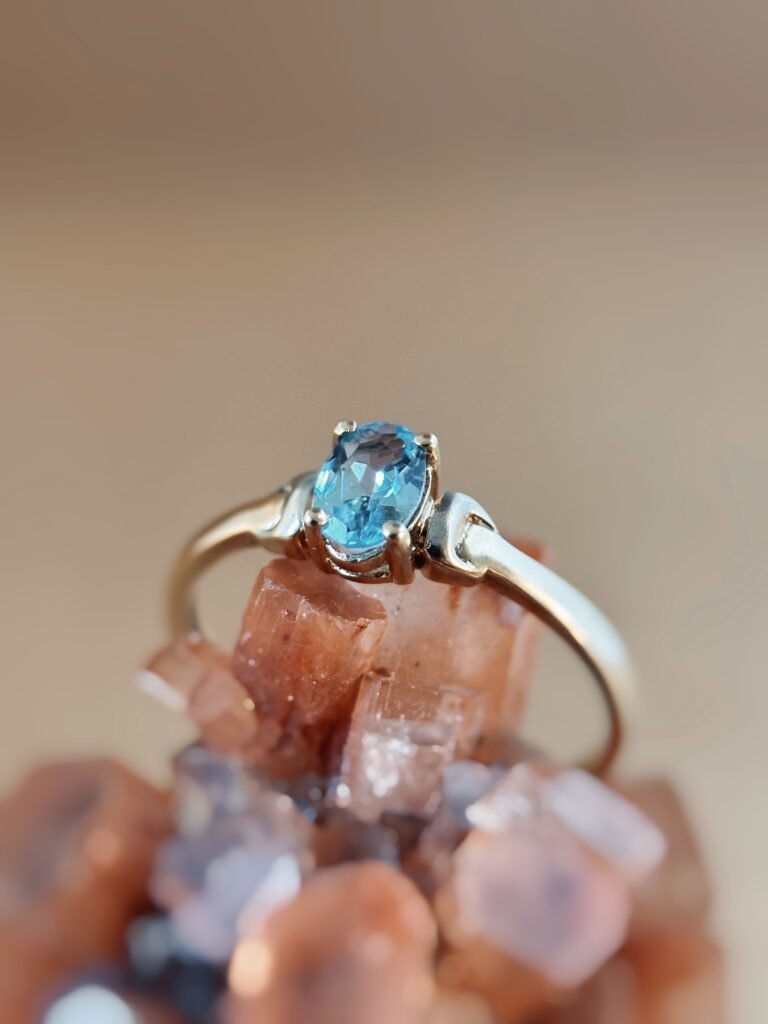 Vintage 9 karaat massief gouden solitaire ring met lichtblauwe topaas