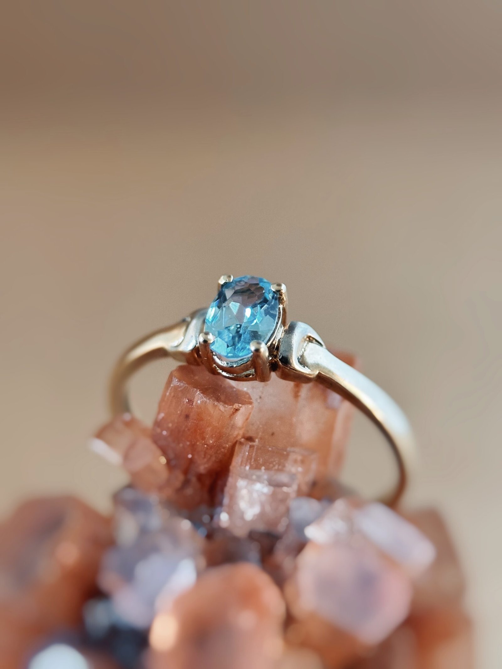 Vintage 9 karaat massief gouden solitaire ring met lichtblauwe topaas