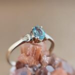 Vintage 9 karaat massief gouden solitaire ring met lichtblauwe topaas