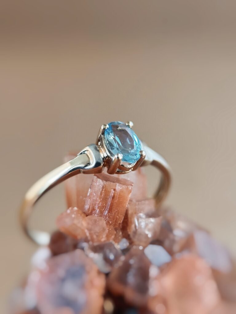 Vintage 9 karaat massief gouden solitaire ring met lichtblauwe topaas