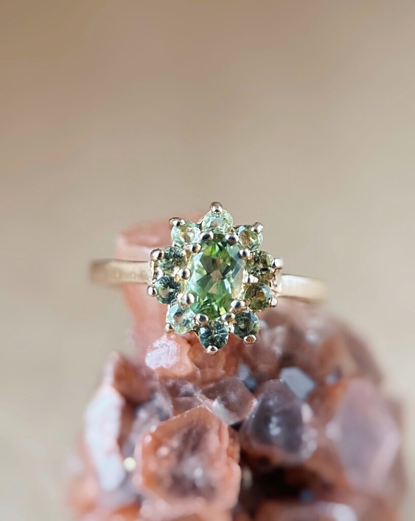 Vintage 9 karaat massief gouden cluster ring met lichtgroene peridoot