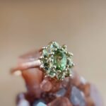 Vintage 9 karaat massief gouden cluster ring met lichtgroene peridoot