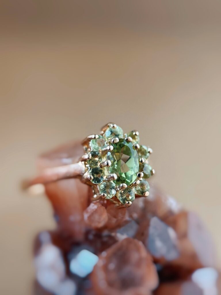 Vintage 9 karaat massief gouden cluster ring met lichtgroene peridoot