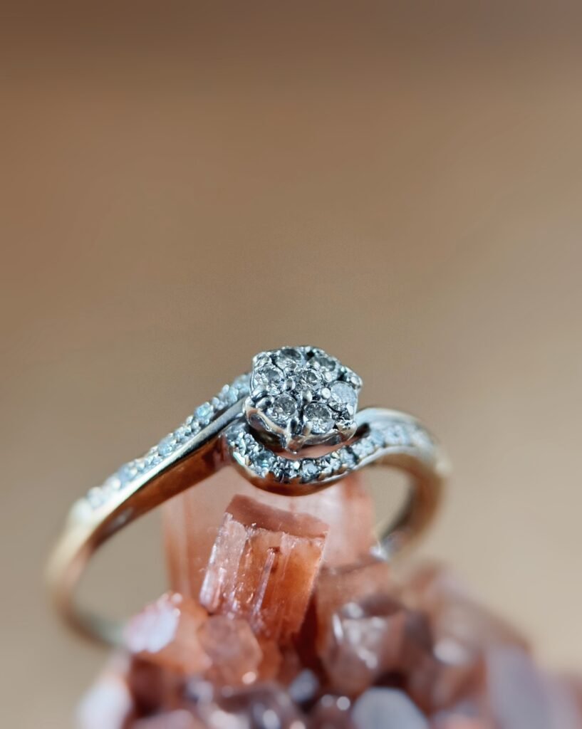 Vintage 9 karaat massief gouden cluster ring met diamanten