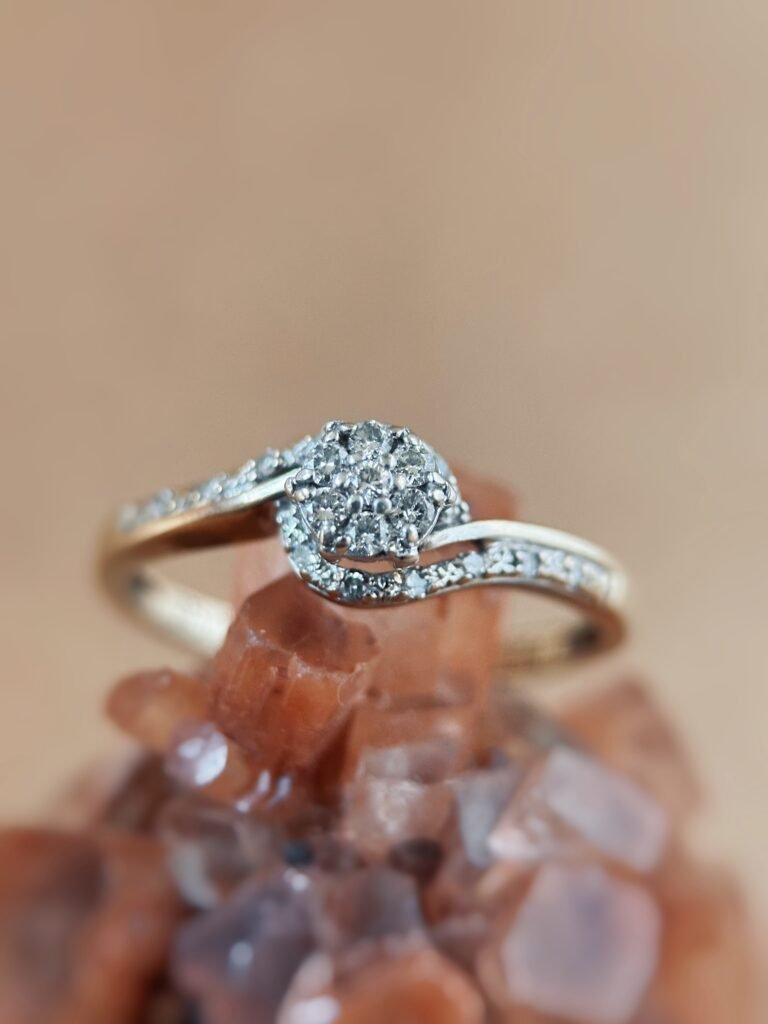 Vintage 9 karaat massief gouden cluster ring met diamanten