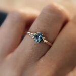 Vintage 9 karaat massief gouden solitaire ring met lichtblauwe topaas om vinger