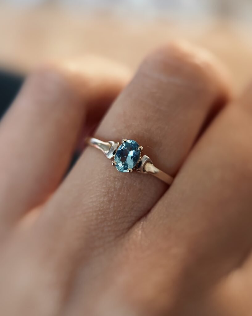 Vintage 9 karaat massief gouden solitaire ring met lichtblauwe topaas om vinger