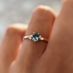 Vintage 9 karaat massief gouden solitaire ring met lichtblauwe topaas om vinger