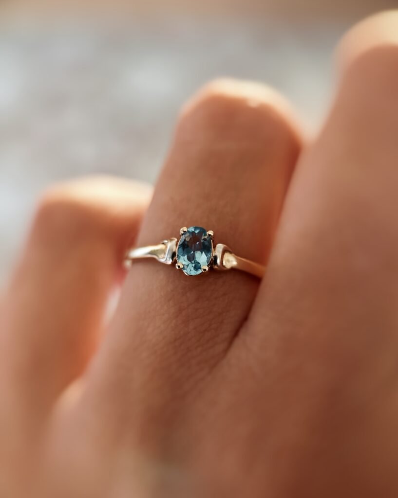 Vintage 9 karaat massief gouden solitaire ring met lichtblauwe topaas om vinger