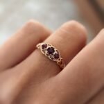 Vintage 9 karaat massief gouden filigree ring met drie robijnen om vinger