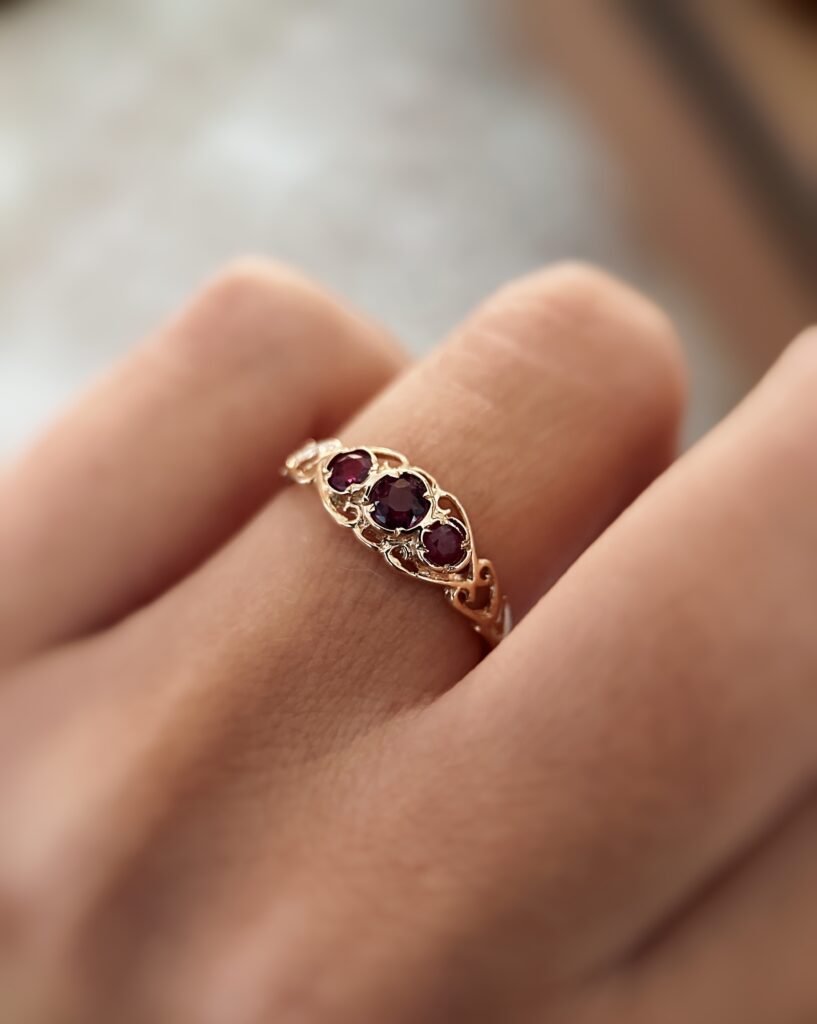Vintage 9 karaat massief gouden filigree ring met drie robijnen om vinger
