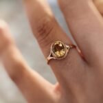 Vintage 9 karaat massief gouden solitaire ring met citrien om vinger