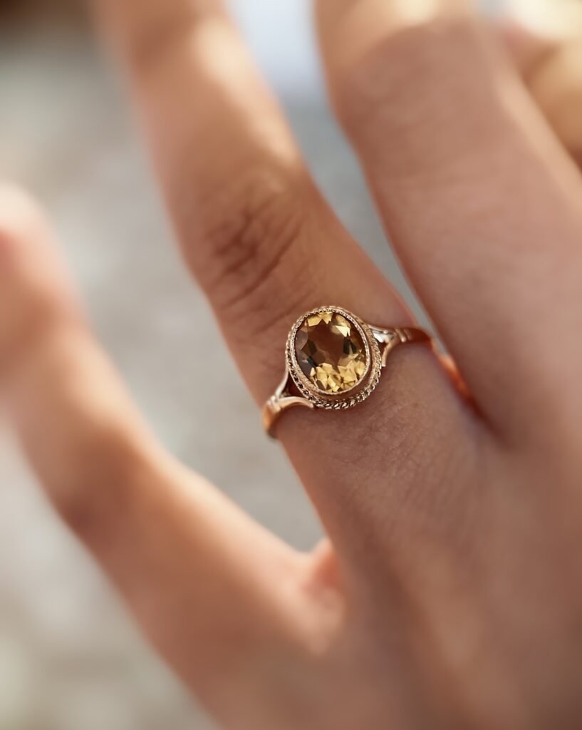 Vintage 9 karaat massief gouden solitaire ring met citrien om vinger