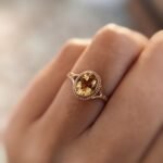 Vintage 9 karaat massief gouden solitaire ring met citrien om vinger