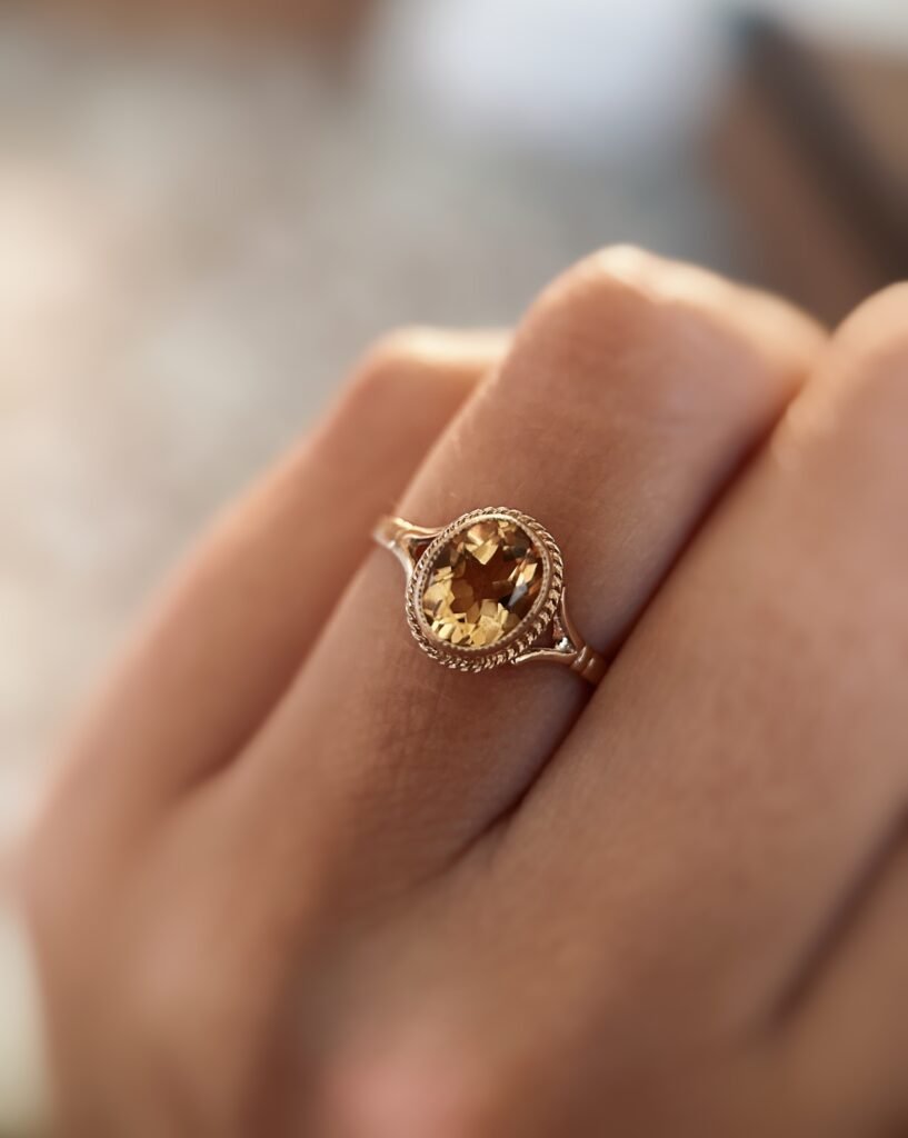 Vintage 9 karaat massief gouden solitaire ring met citrien om vinger