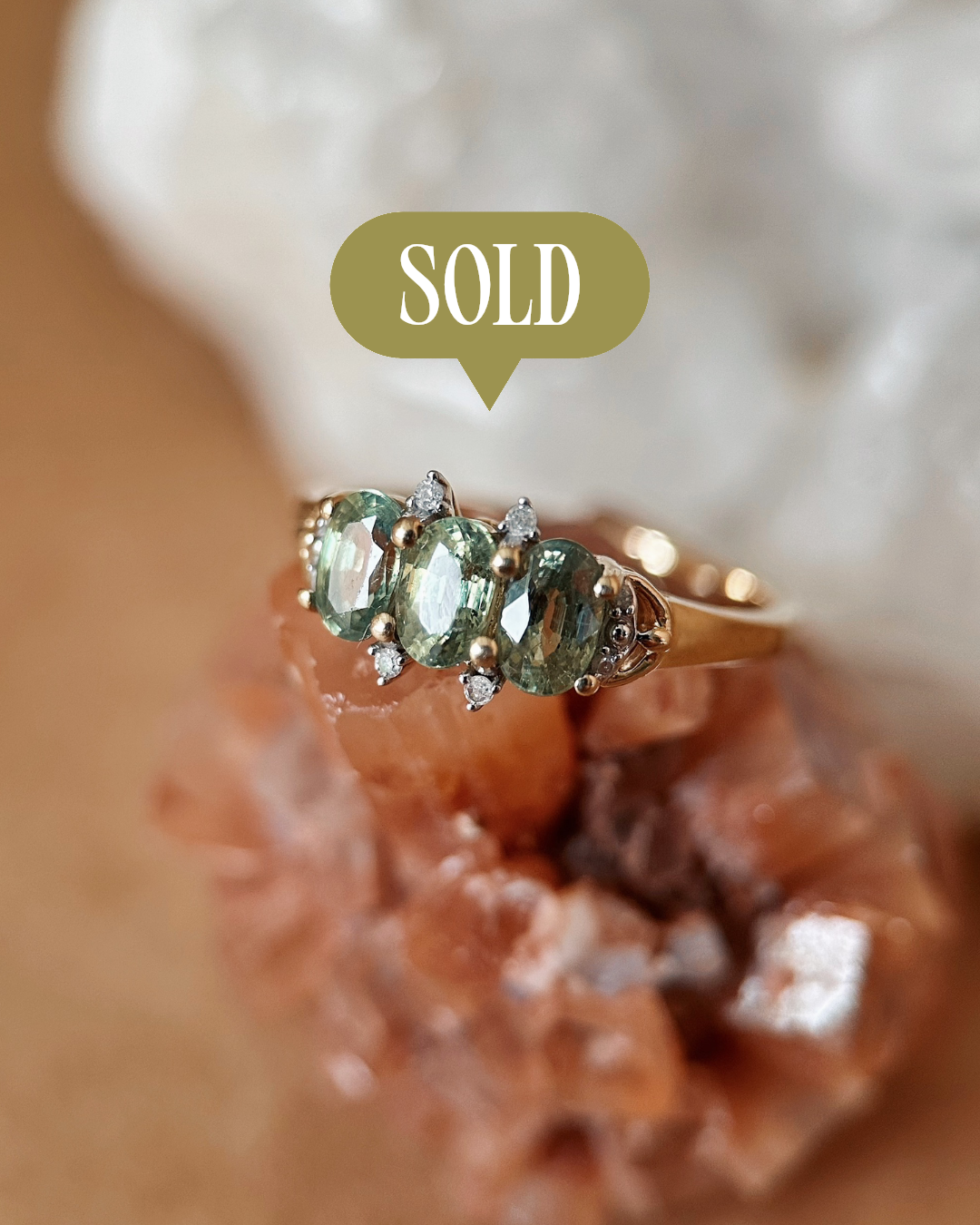 Vintage 9 karaat gouden ring met ovaal geslepen geslepen peridoot en briljant geslepen diamantjes