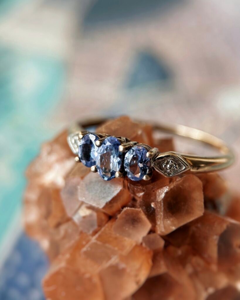 Vintage 9 karaat massief gouden threestone ring met tanzaniet en diamant