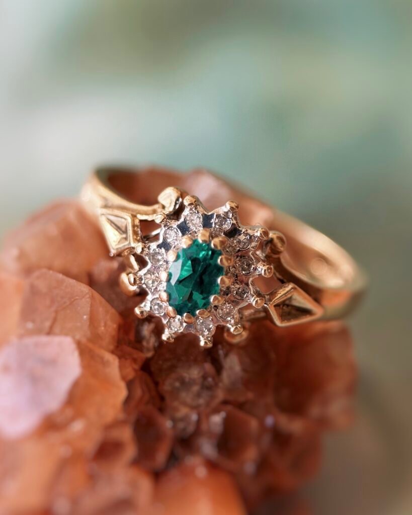 Vintage 9 karaat massief gouden cluster ring met groene smaragd en diamanten