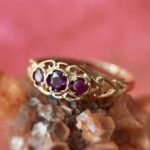 Vintage 9 karaat massief gouden filigree ring met drie robijnen